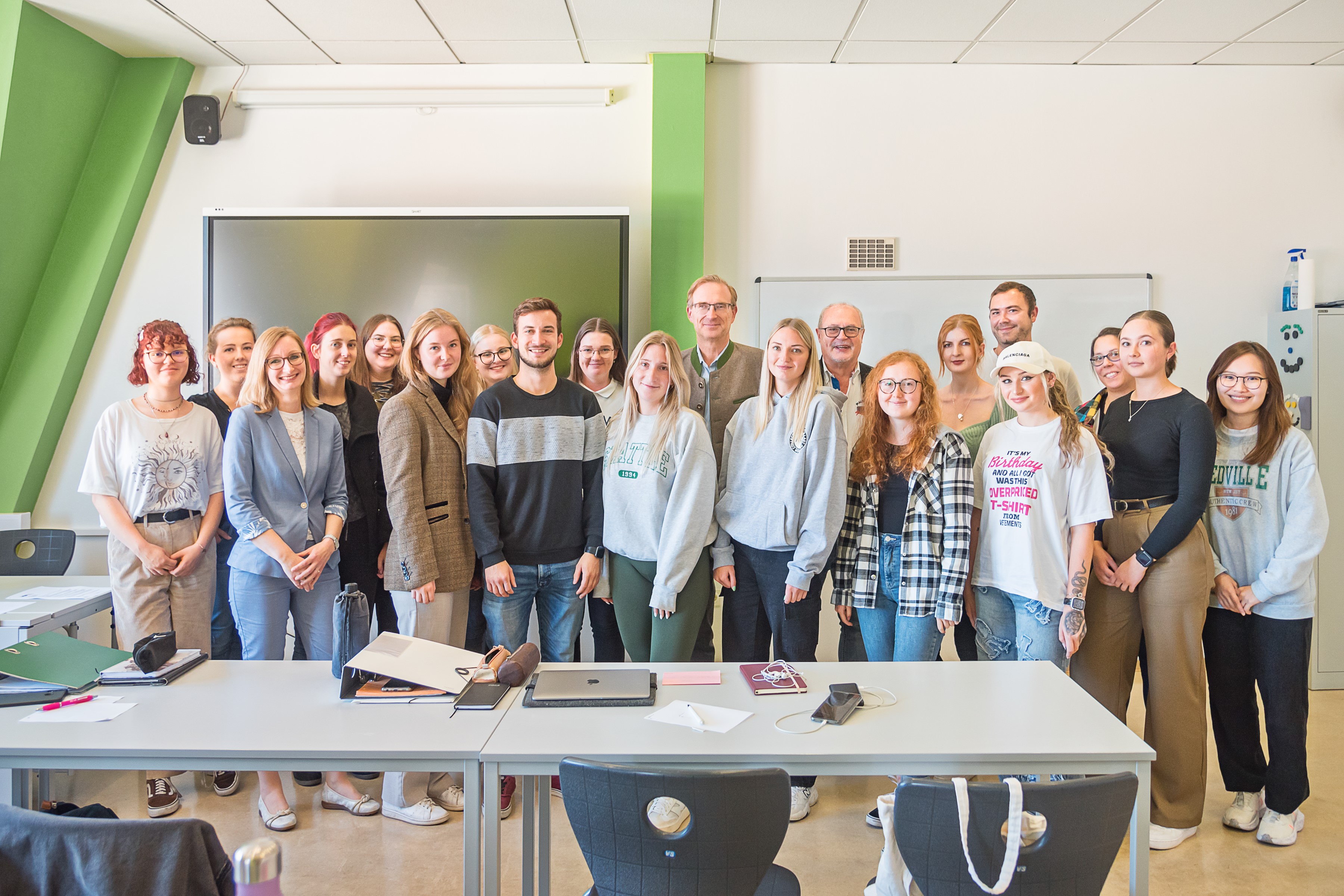 Die besuchte Klasse der Fachakademie für Sozialpädagogik der Döpfer Schulen Schwandorf mit MdL Alexander Flierl und Schulleitung Jennifer Hoffmann